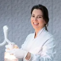 Dra. Cibele Dutra, cirurgiã-dentista